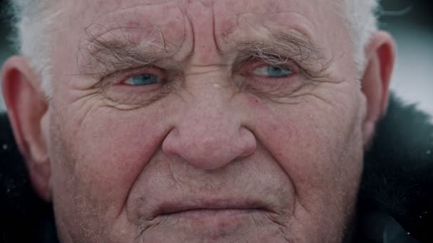 Elderly grandfather - portrait of a smiling grandfather with golden teeth — Wideo stockowe