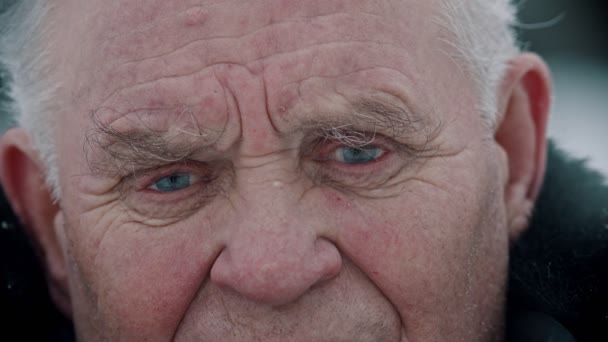 Grand-père âgé - vieux grand-père aux yeux tristes remplis de larmes — Video