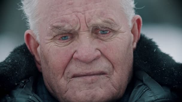 Пожилой дедушка - портрет улыбающегося дедушки перед камерой — стоковое видео