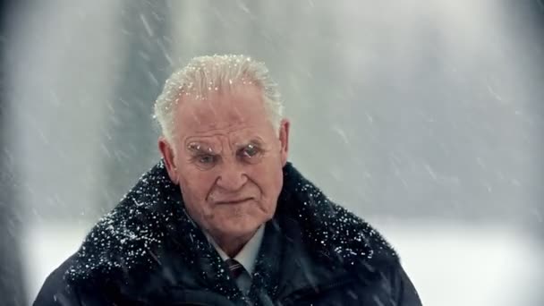 Oudere grootvader - oude grootvader straalt zijn grijze haar — Stockvideo