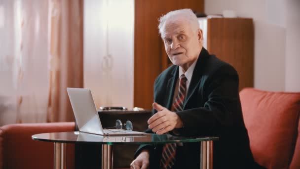 Elderly grandfather - old grandfather is saying gesturing with his hands — Αρχείο Βίντεο