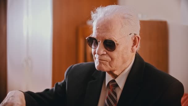 Avô idoso - retrato de um avô que carrega uma arma e aponta para a câmera — Vídeo de Stock