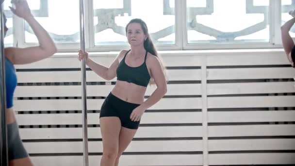 Formation de femmes en pole dance dans la salle de fitness — Video