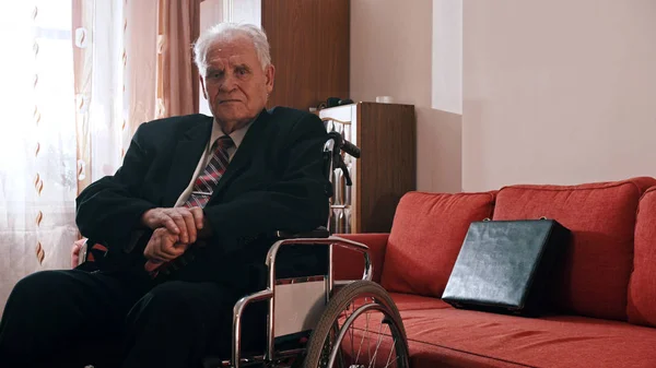 Starší dědeček - dědeček sedí na invalidním vozíku — Stock fotografie