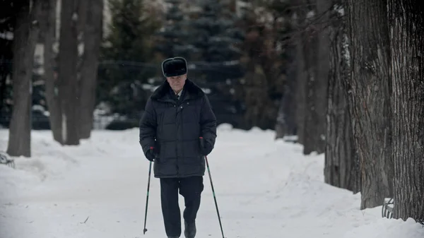 Oudere grootvader - oude grootvader aan het wandelen buiten in de winter — Stockfoto