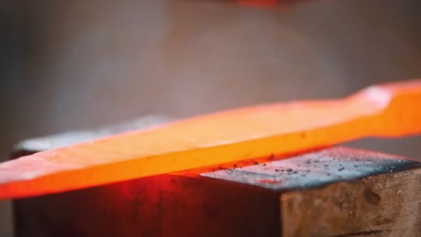 Macchina industriale fabbro colpisce il pezzo di metallo caldo con una pressione — Video Stock