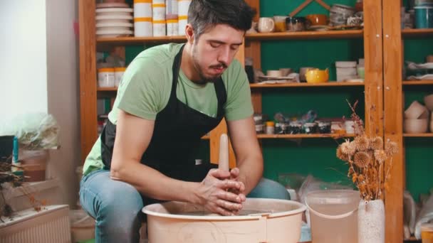 Cerámica - alfarero maestro está tirando de la arcilla en longitud en una rueda de alfarero — Vídeos de Stock