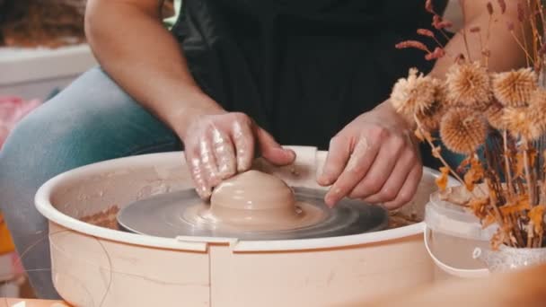 陶器-陶芸家のマスターは、ワークショップでポッターホイール上の粘土で作業しています — ストック動画