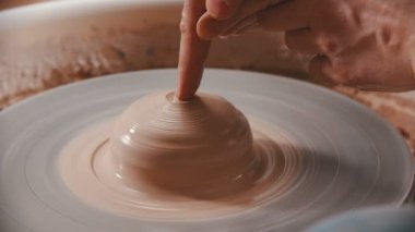 Çömlekçilik - usta işaret parmağını kilin içine bastırıyor