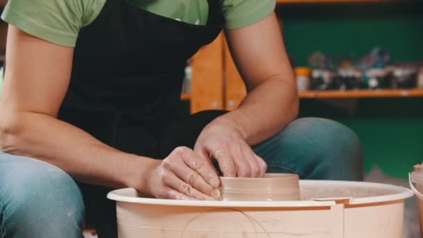 Керамика - мастер поднимает стены глиняной чаши на гончарный круг — стоковое видео