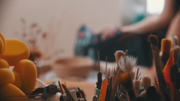Cerámica - maestro está secando un tazón con un edificio secador de pelo en un taller creativo — Vídeo de stock