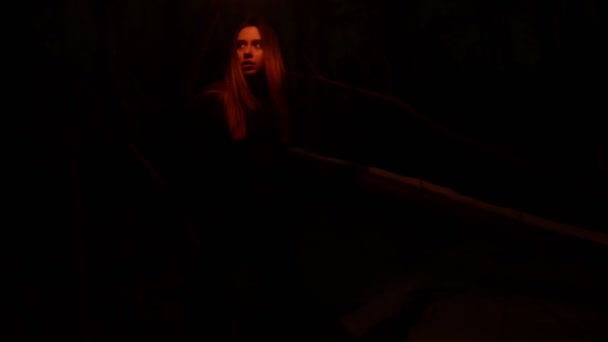 Молода жінка мандрівник ходить в страшному зимовому лісі вночі з факелом ручної роботи — стокове відео