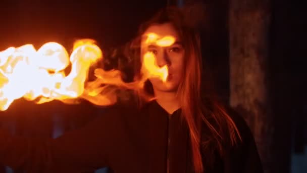 Молодая женщина в брекетах машет факелом, стоящим в зимнем лесу — стоковое видео