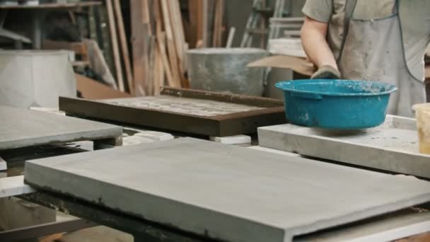 Человек, работающий в бетонной промышленности — стоковое видео