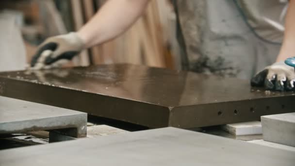 Робота в бетонній промисловості миття бетонної плити — стокове відео