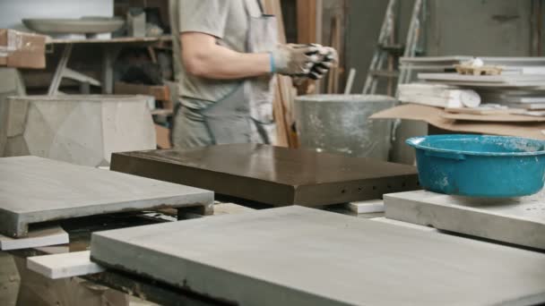 Робота в бетонній промисловості миття бетонної плити водою — стокове відео