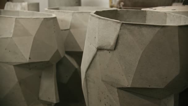 Industria del hormigón - artículos de figuras grandes hechos de hormigón en un taller — Vídeos de Stock