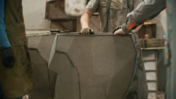 Indústria de concreto - trabalhadores homens em pé pela grande figura para fundição de concreto e discutir as coisas — Vídeo de Stock