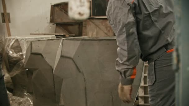 Concrete industry - men workers standing by the big figure for concrete casting and discussing things then walking apart in different ways — Stock Video