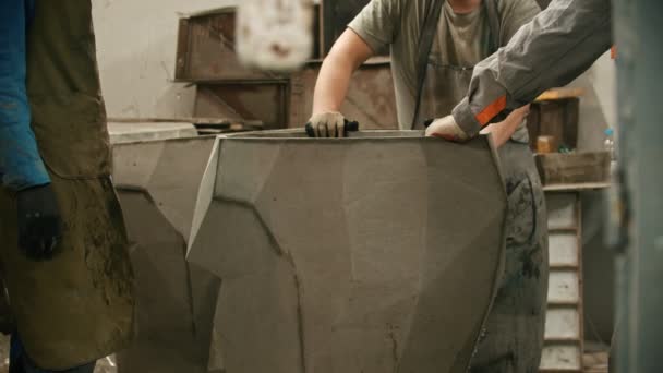 Бетонна промисловість - працівники, що стоять за великою фігурою для лиття бетону та обговорення речей, які потім розходяться по-різному — стокове відео