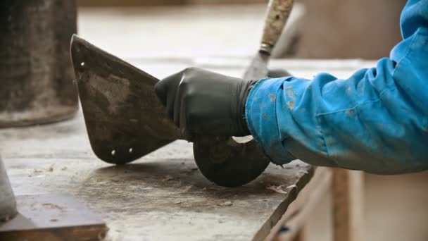 Industria del hormigón en el taller - el hombre trabajador de limpieza de la forma de hormigón de fundición a partir de las sobras en el interior — Vídeos de Stock