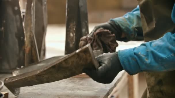 Concrete industry - worker cleaning the form for concrete casting out from the leftovers in the insides using a rag — 비디오