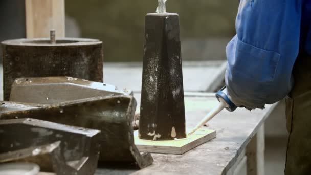 Бетонна промисловість - молодий працівник наносить клей на підставку — стокове відео