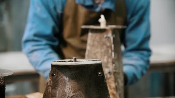 Industria del hormigón - hombre trabajando con detalles concretos en el taller — Vídeos de Stock