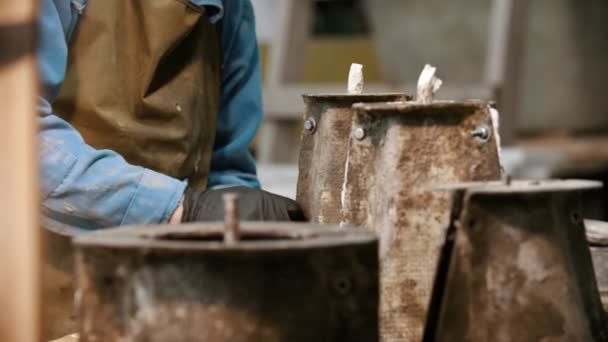 Indústria de concreto - homem trabalhando com detalhes concretos na oficina - adicionando parafusos a ele — Vídeo de Stock