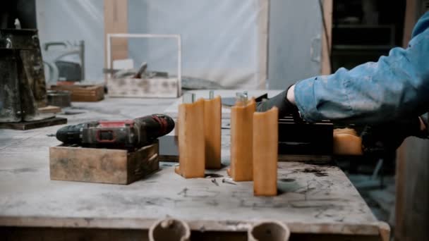 Industria del hormigón - trabajador preparando vidrio y silicona para el trabajo en la estatua de recuerdo — Vídeos de Stock