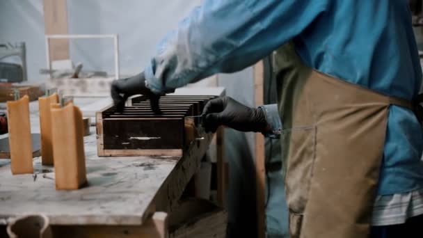 Industrie du béton - ouvrier préparant le verre et le silicone pour le travail sur la statue souvenir - le mettant dans le compartiment de séparation — Video