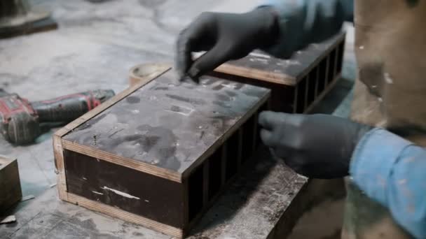 Indústria de concreto - homem aplicando parafusos no item de concreto grande — Vídeo de Stock