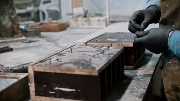 Бетонная промышленность - рабочий, применяющий винты в большой бетонной детали — стоковое видео