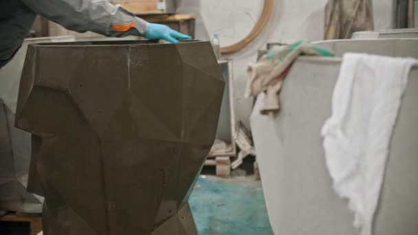 콘크리트 공장 노동자가 큰 시멘트 제품을 씻는 모습 — 비디오