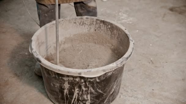 Industria del hormigón - trabajador que mezcla cemento seco con trozos de vidrio — Vídeo de stock