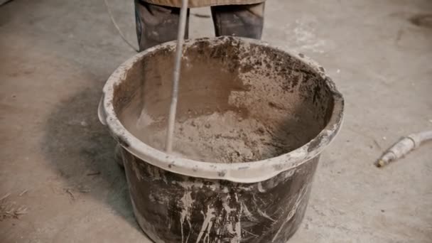 Betonindustrie - menging van beton uit cementwater en stukjes glas — Stockvideo