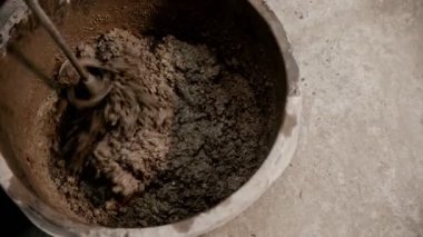 Beton endüstrisi - karıştırıcı kullanarak kovaya beton karıştırmak