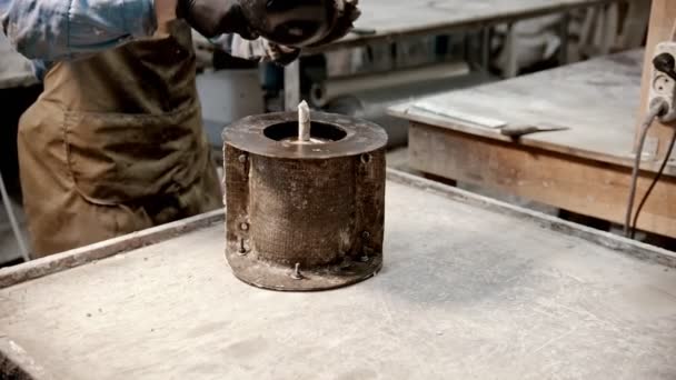 Бетонная промышленность - рабочий кладет бетон в виде — стоковое видео