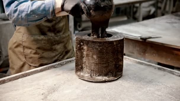 Indústria de concreto - homem trabalhador colocando concreto na forma e batendo-o com vibrações — Vídeo de Stock