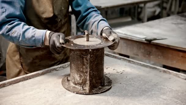 Concrete industry - worker putting concrete in the form and ramming it with vibrations — Stock Video