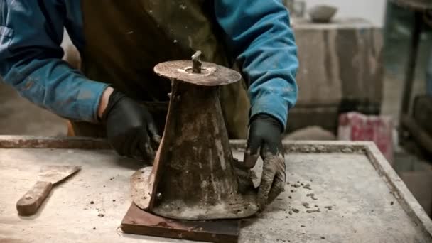 Indústria de concreto - trabalhador colocando concreto na forma de cone na oficina — Vídeo de Stock