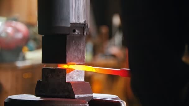 Forging an object out of hot metal using an industrial pressure machine — Stock Video