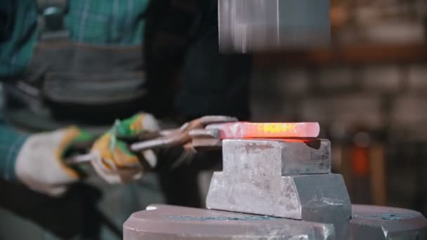 Forjar um item de ferro quente usando uma máquina de pressão — Vídeo de Stock