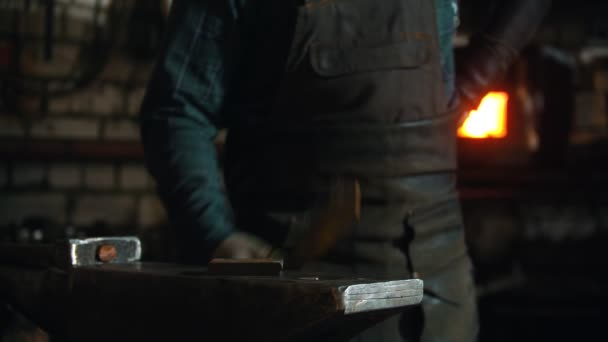 锻造工业- -一个人把他的乐器放在铁锤上 — 图库视频影像