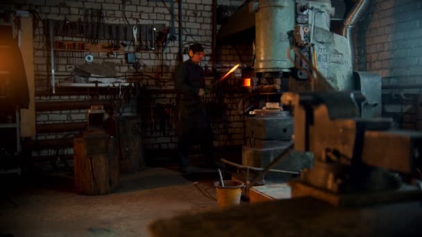 Кузнечная промышленность - человек-кузнец, работающий с горячим металлом — стоковое видео