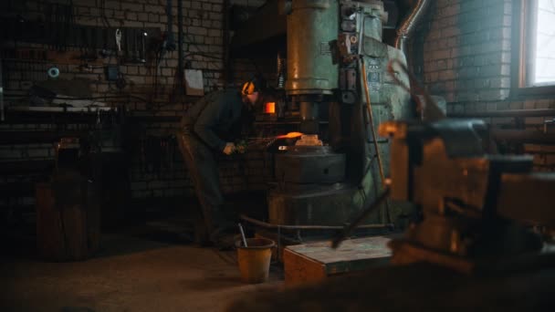 Forgeage - un forgeron homme travaillant avec un métal chaud - fabrication d'un couteau — Video