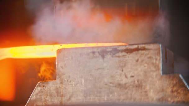 Industrie du forgeage - fabrication d'un couteau — Video