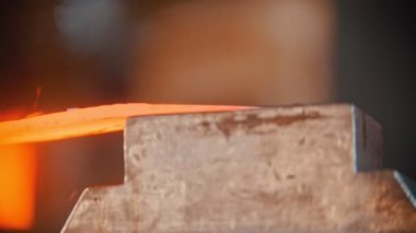 Dövme endüstrisi - baskı altında bıçak yapmak