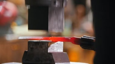 Dövme endüstrisi - basınç makinesinin altında bıçak yapmak