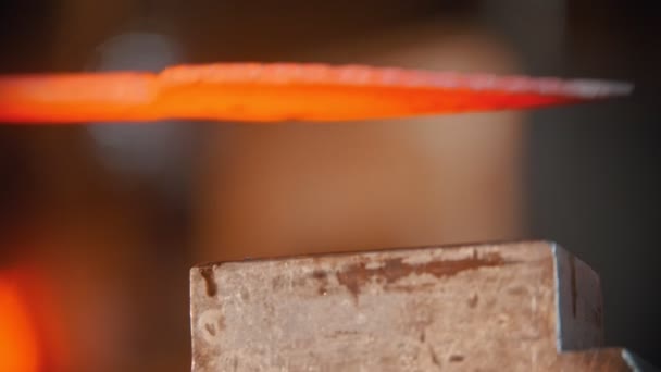 Кузнечная промышленность - изготовление ножа под давлением в цехе — стоковое видео